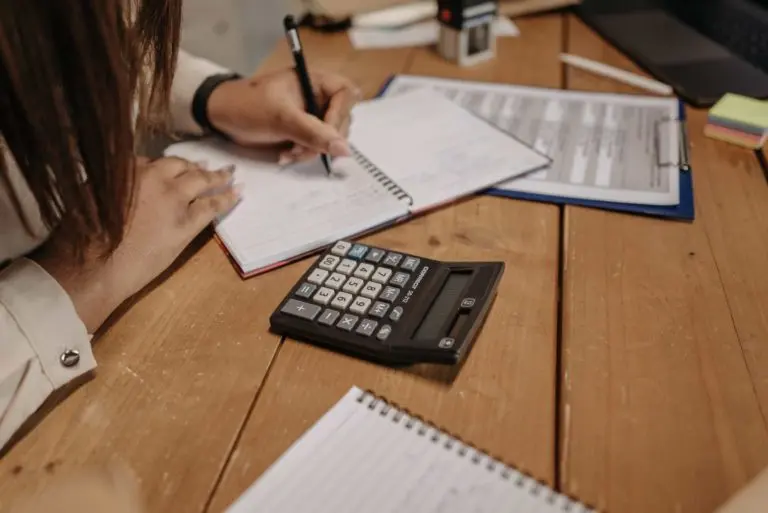 Escritorio de trabajo con documentos contables ordenados